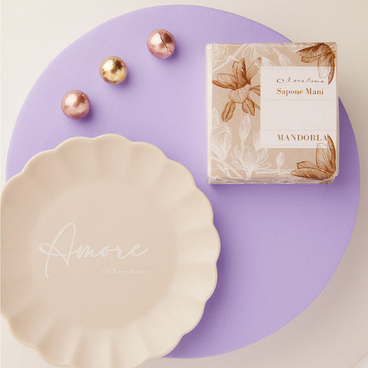 PIATTINO AMORE
CON SAPONE MANDORLA 11.5X11.5X1.5 CM