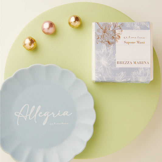 PIATTINO ALLEGRIA
CON SAPONE BREZZA MARINA 11.5X11.5X1.5 CM