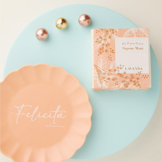 PIATTINO FELICITA’
CON SAPONE LAVANDA 11.5X11.5X1.5 CM
