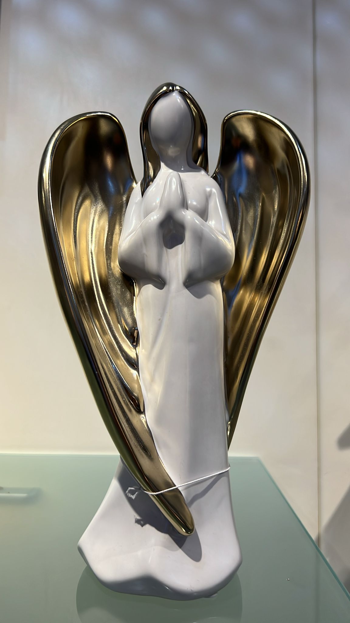 Angelo in porcellana con mani giunte