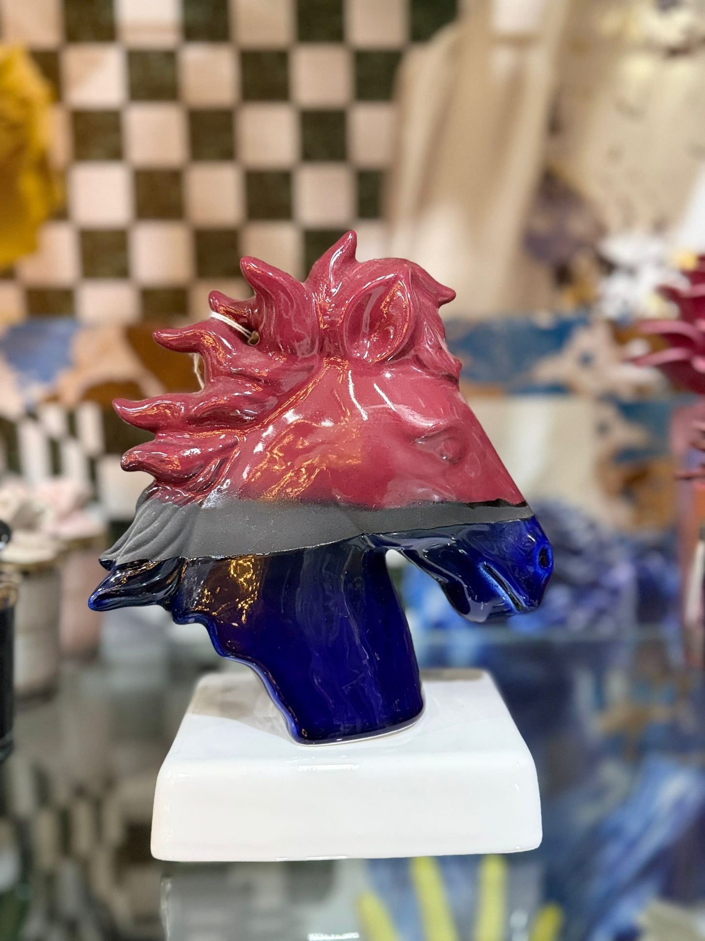 Cavallo in ceramica smaltata con criniera magenta/nero e blu cobalto