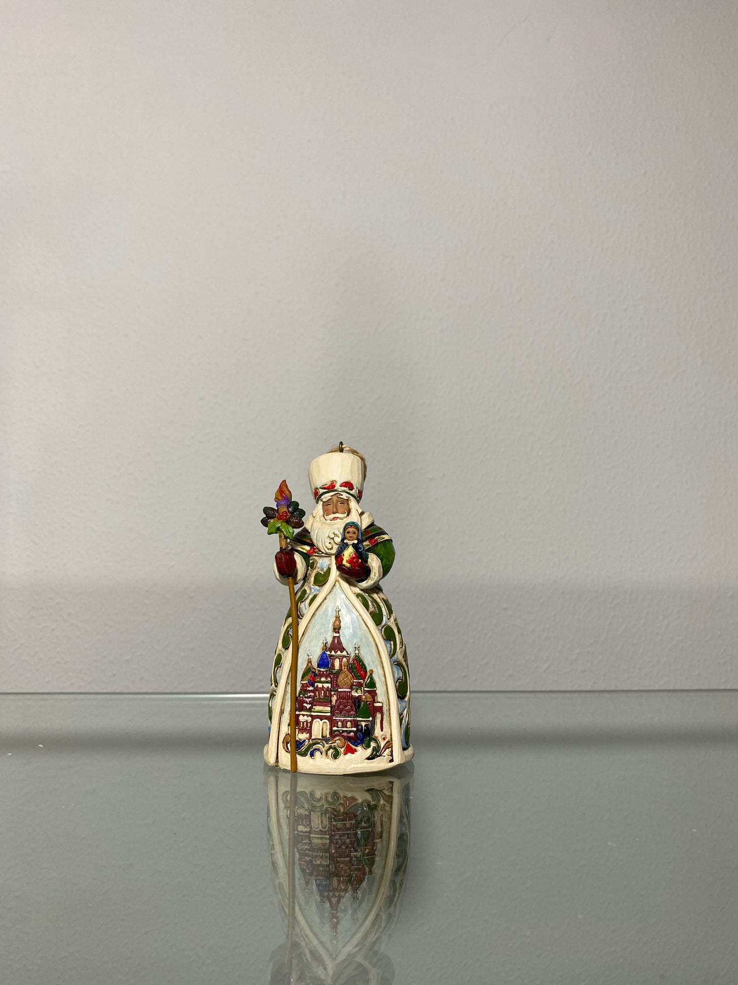 babbo natale con paesaggio decorato