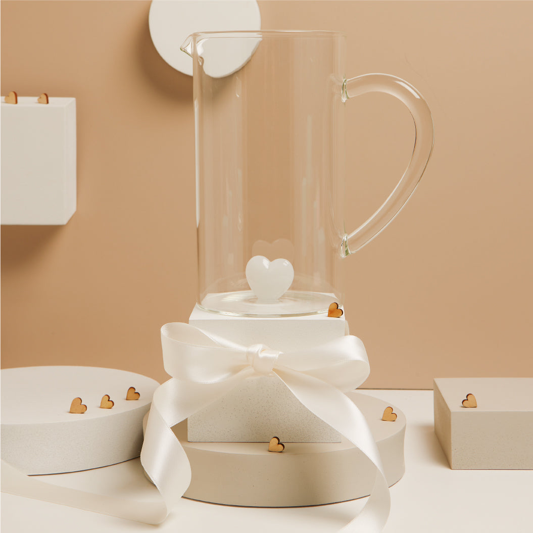Caraffa in vetro con cuore bianco