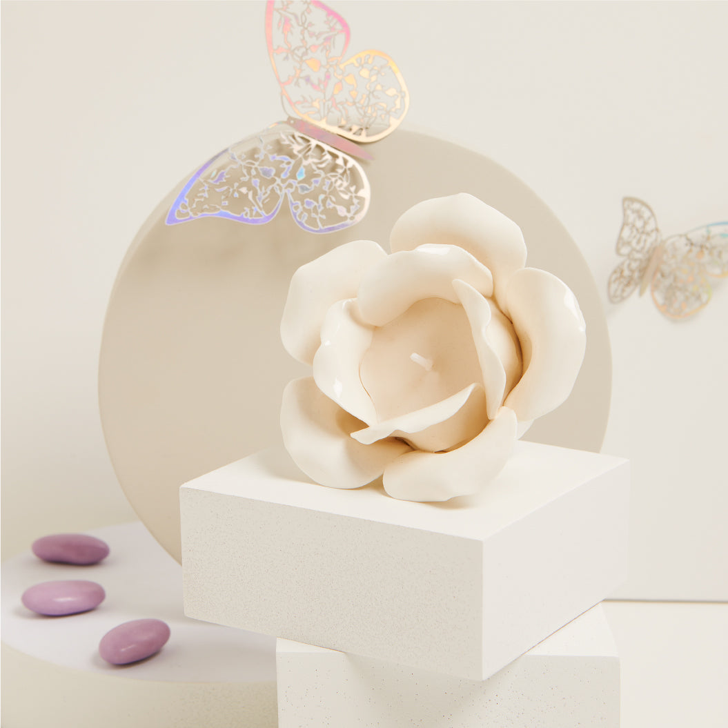 Rosa in porcellana bianca con candela