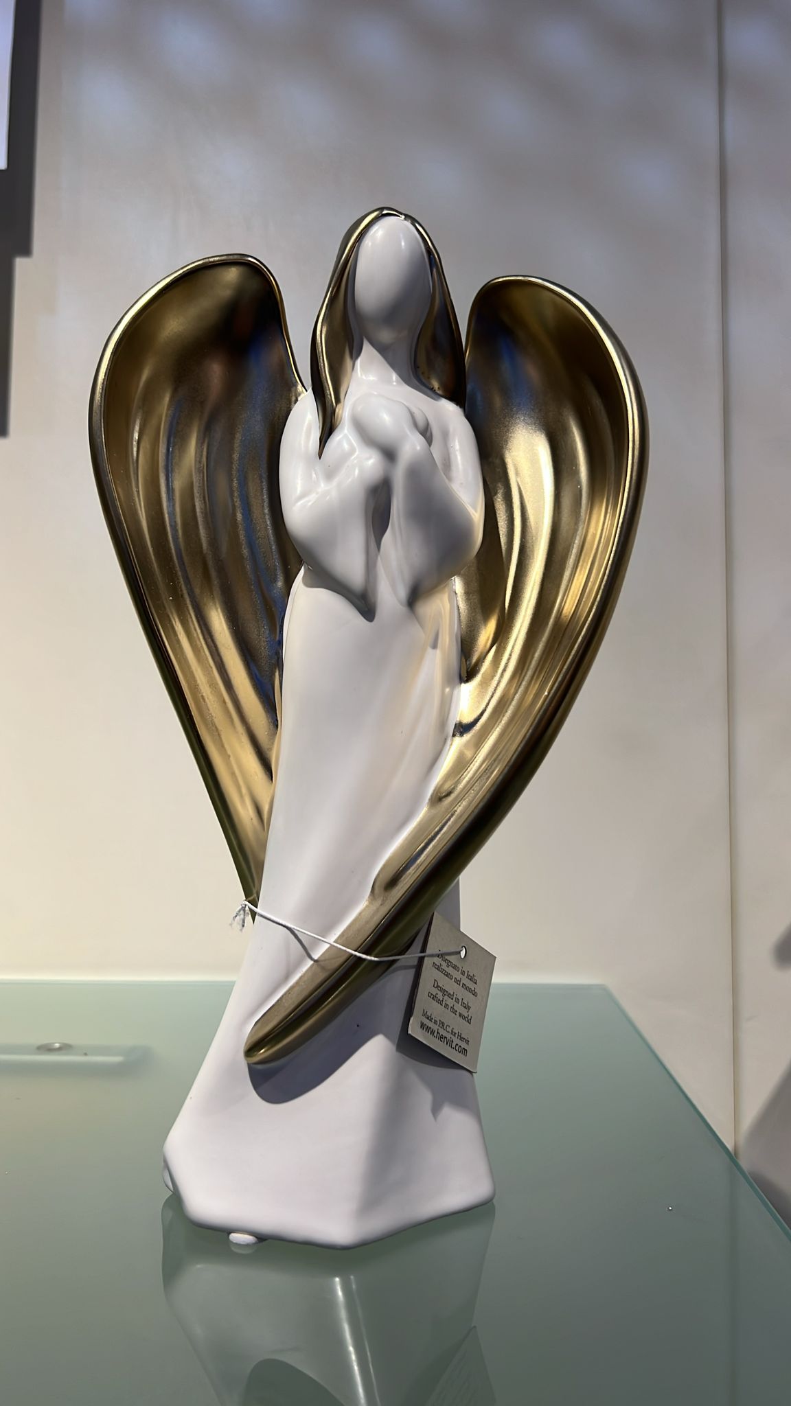 Angelo in ceramica con mani incrociate