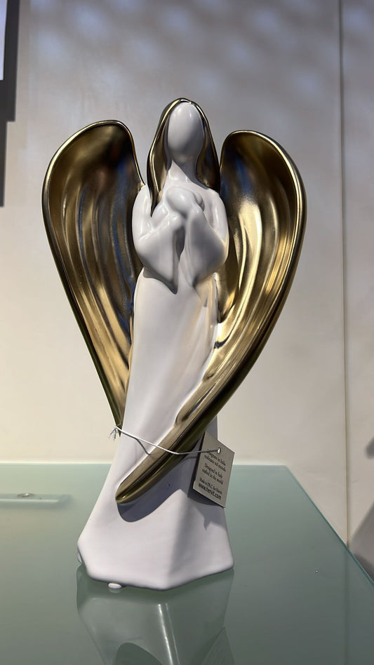 Angelo in ceramica con mani incrociate