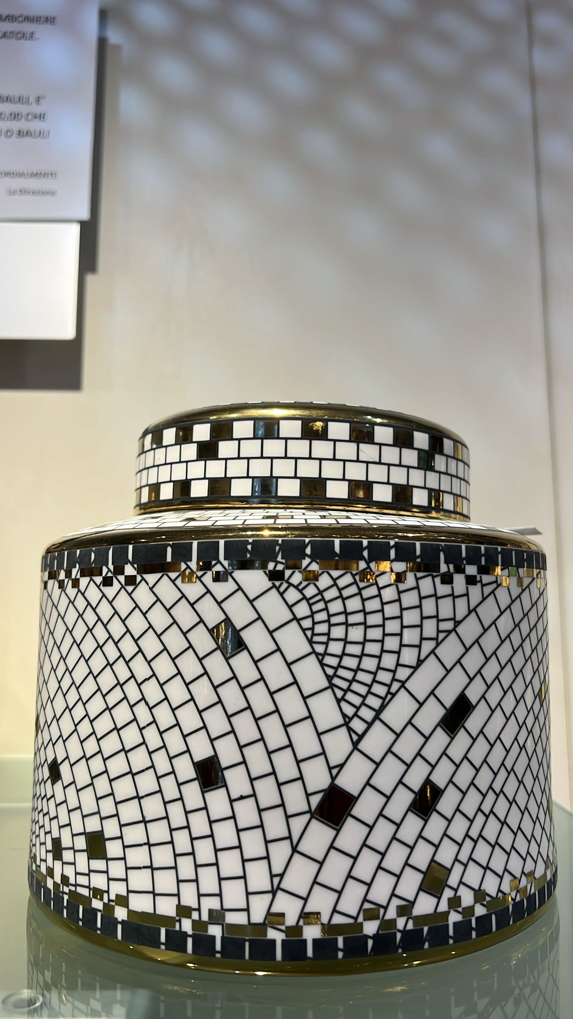 Contenitore in ceramica con mosaico