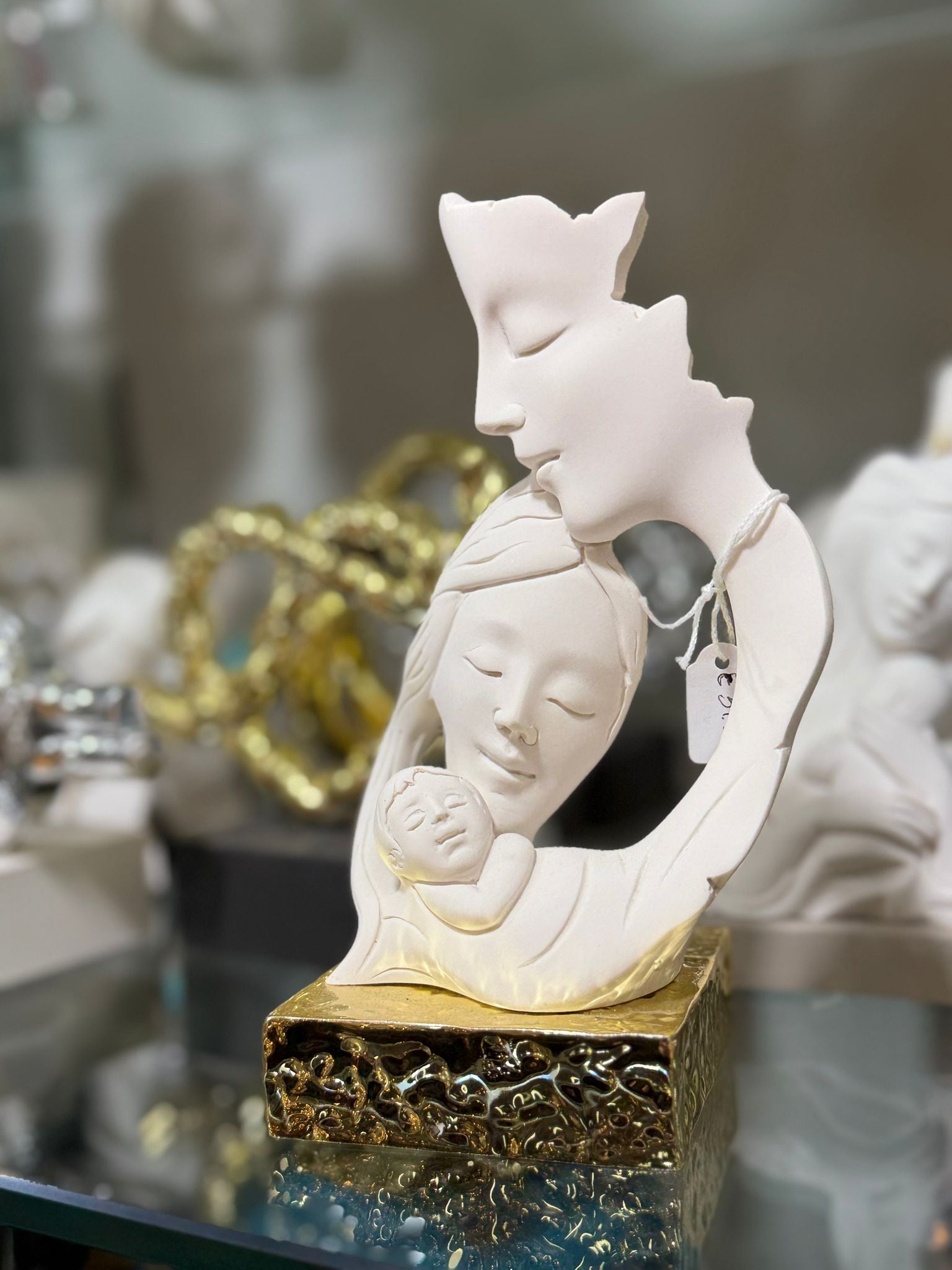 Maternità in ceramica