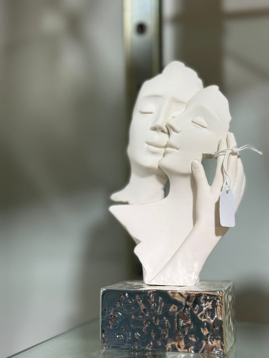 Scultura abbraccio innamorati