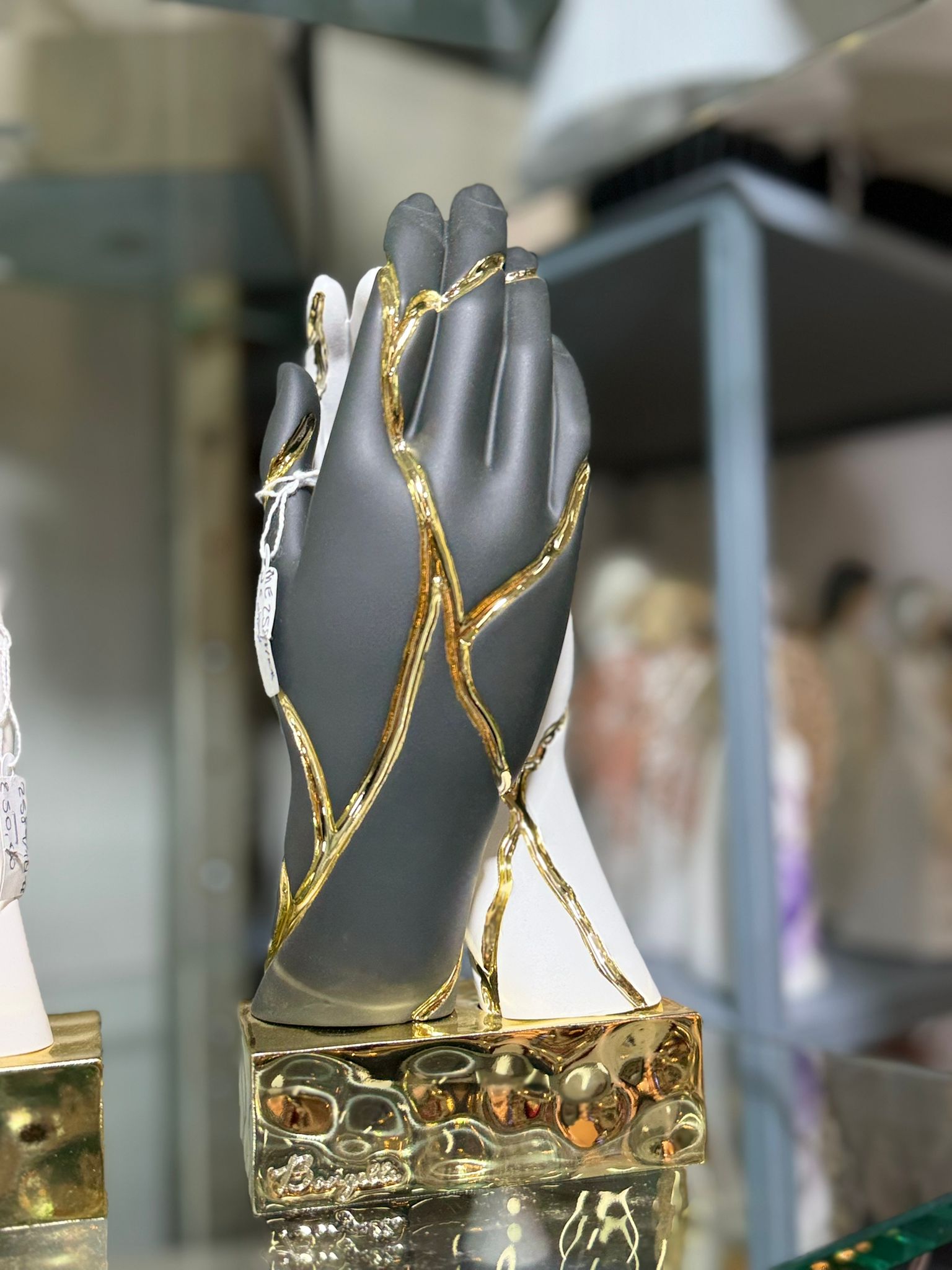 Scultura "Mani che si sfiorano"