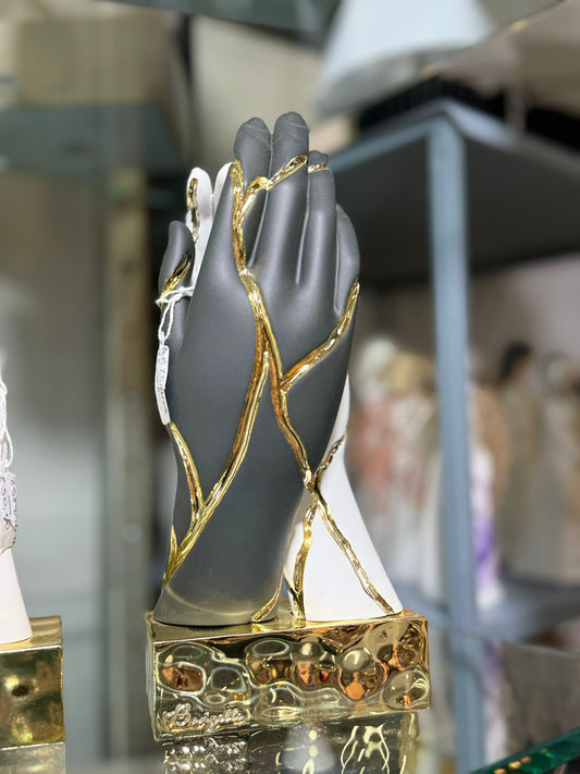 Scultura "Mani che si sfiorano"