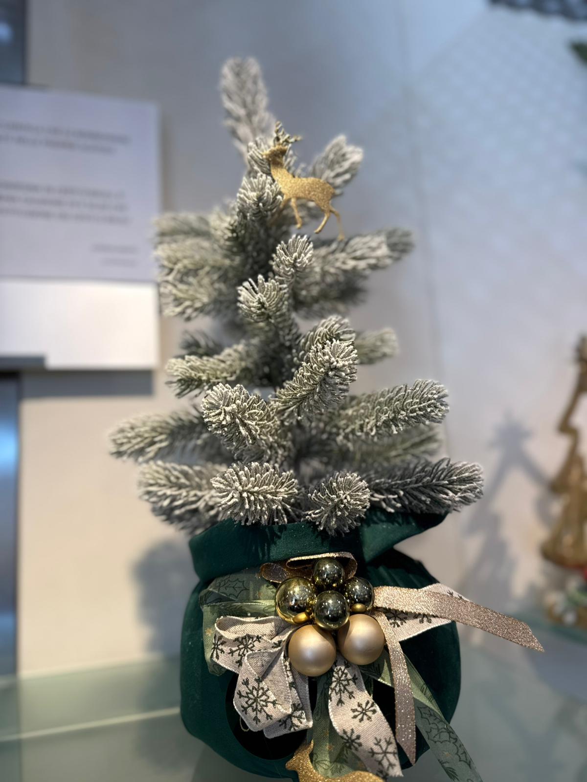 Albero innevato in velluto verde