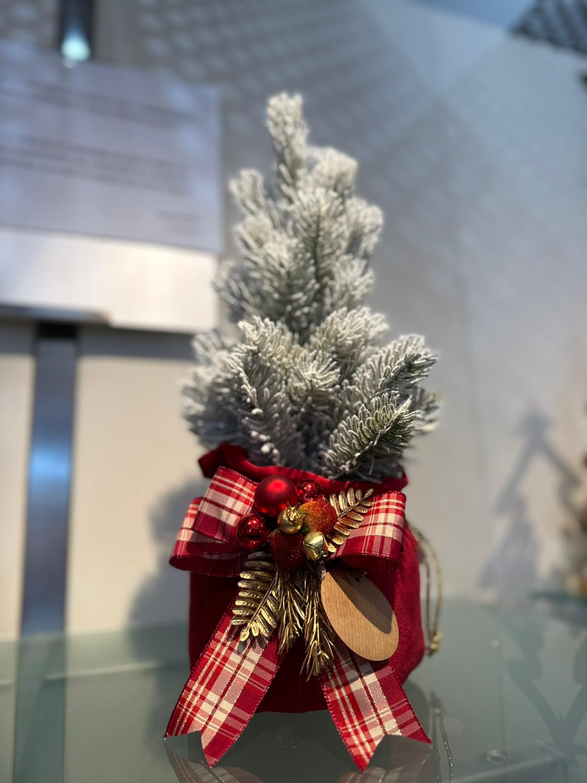 Albero innevato in velluto