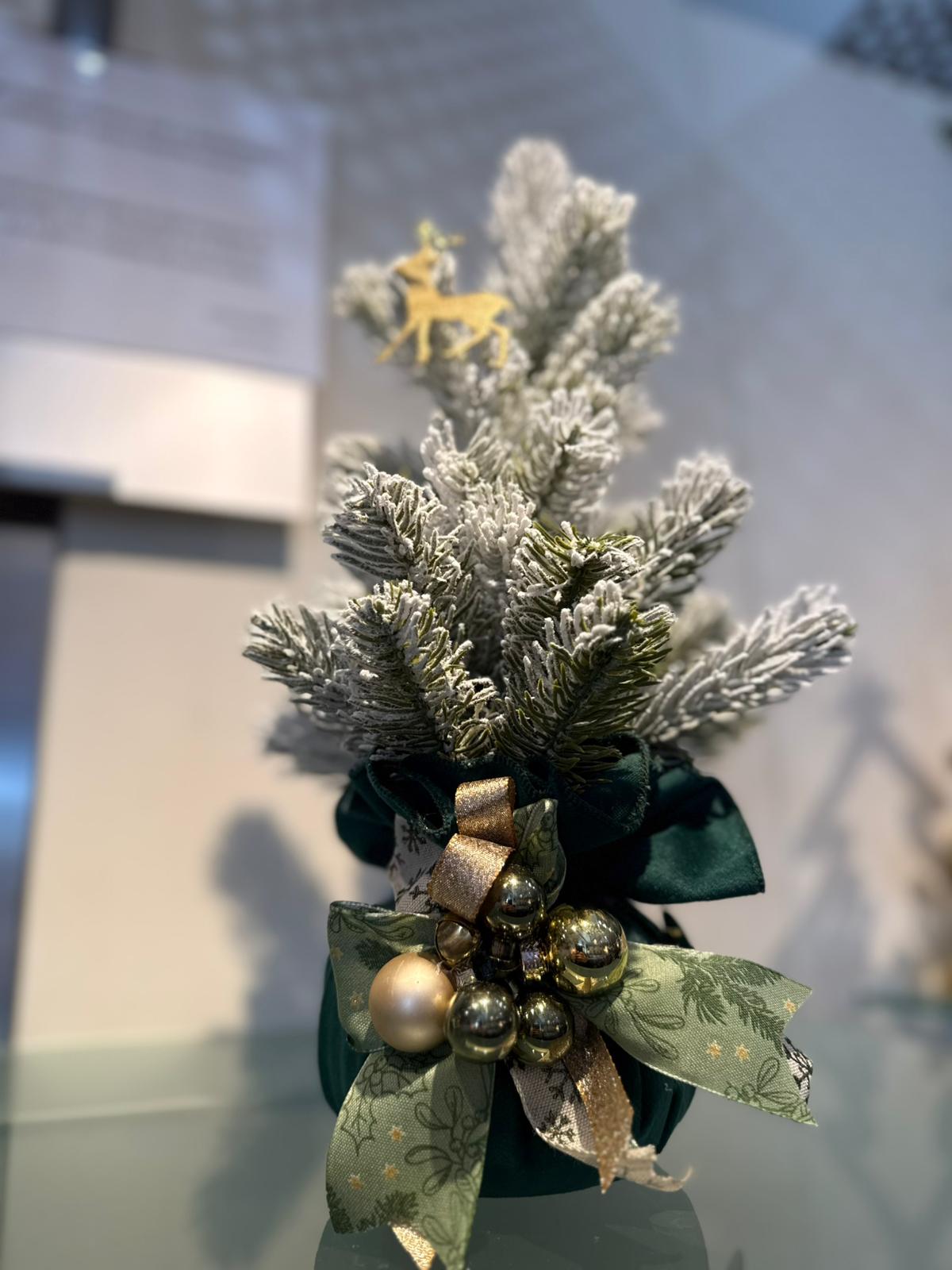 Albero innevato in velluto