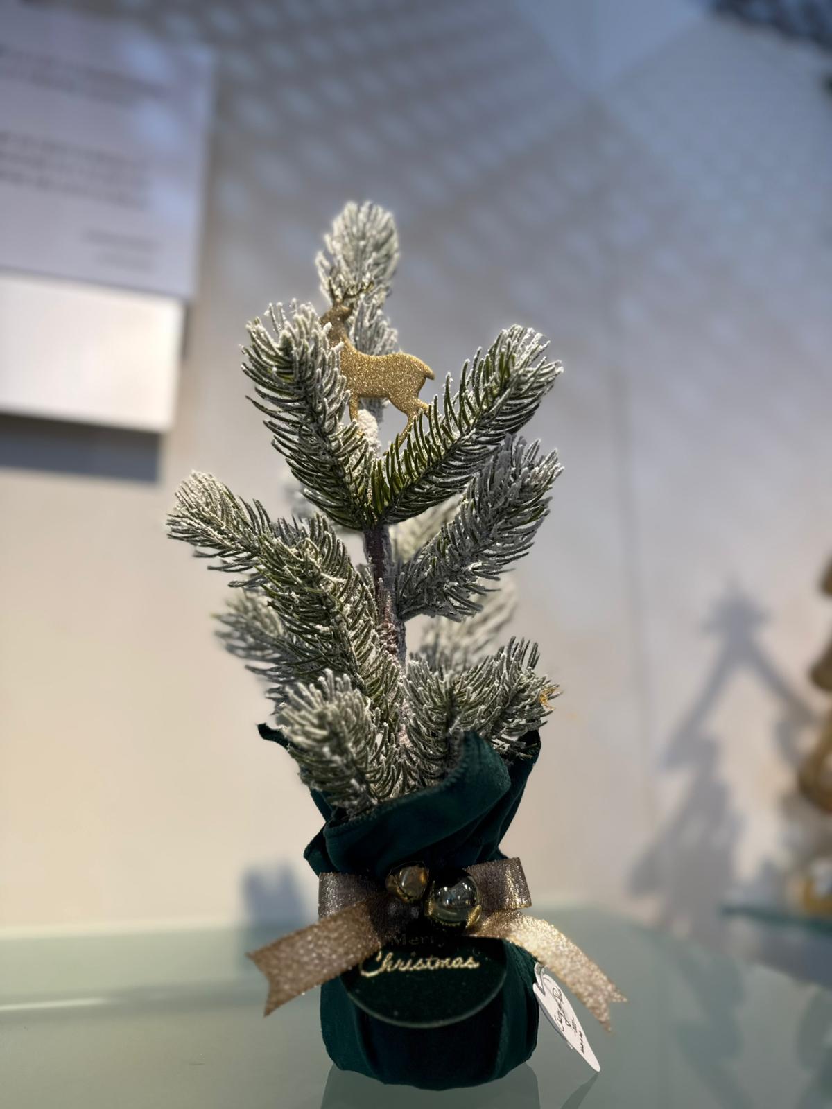 Albero innevato in velluto