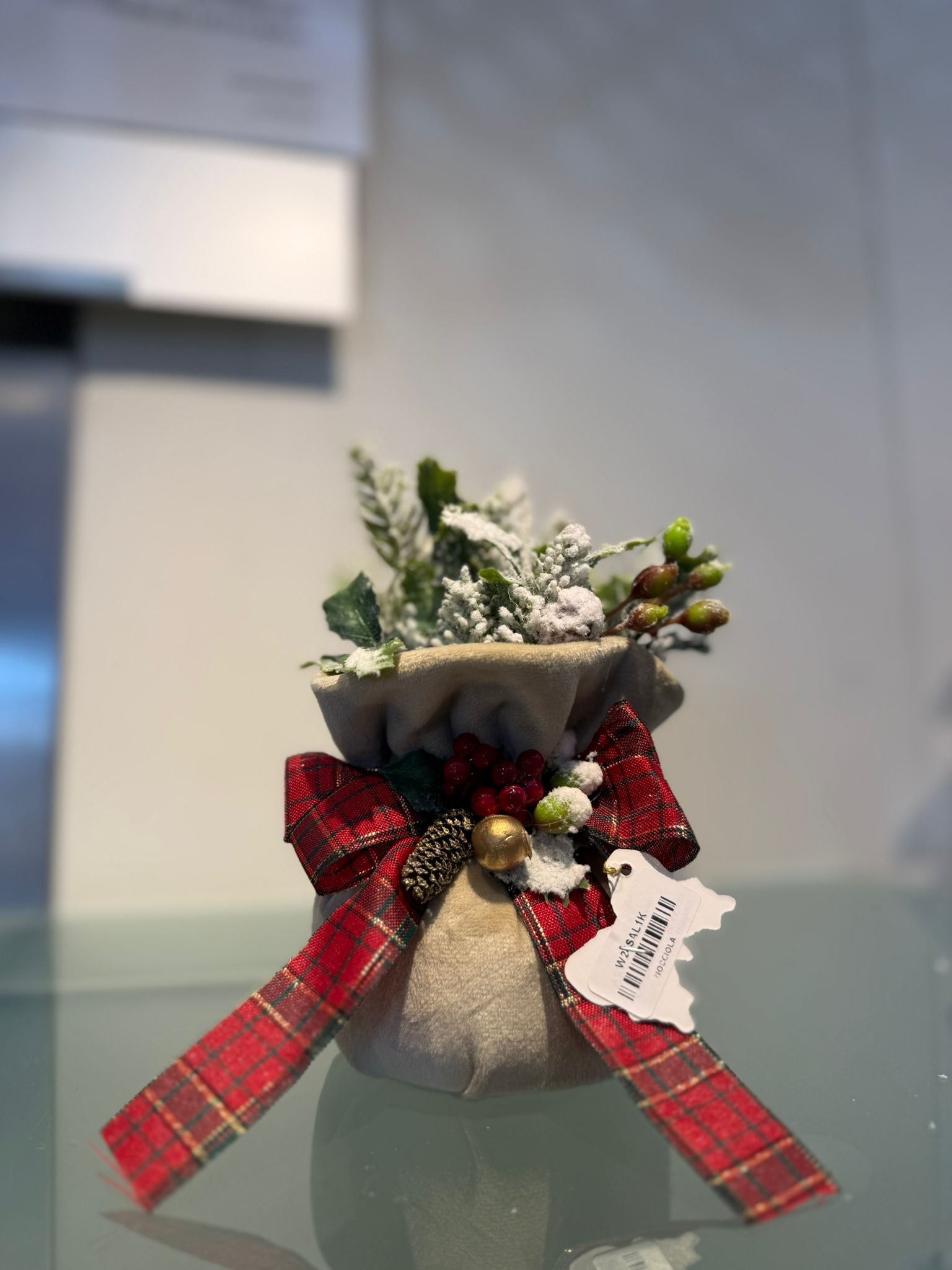 Sacchetto con rami di pino bianco latte innevati e bacche