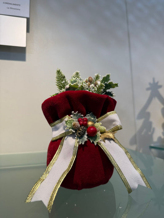 Sacchetto con rami di pino innevati e bacche