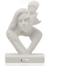 Scultura "Abbraccio Coppia" in gres bianco opaco
