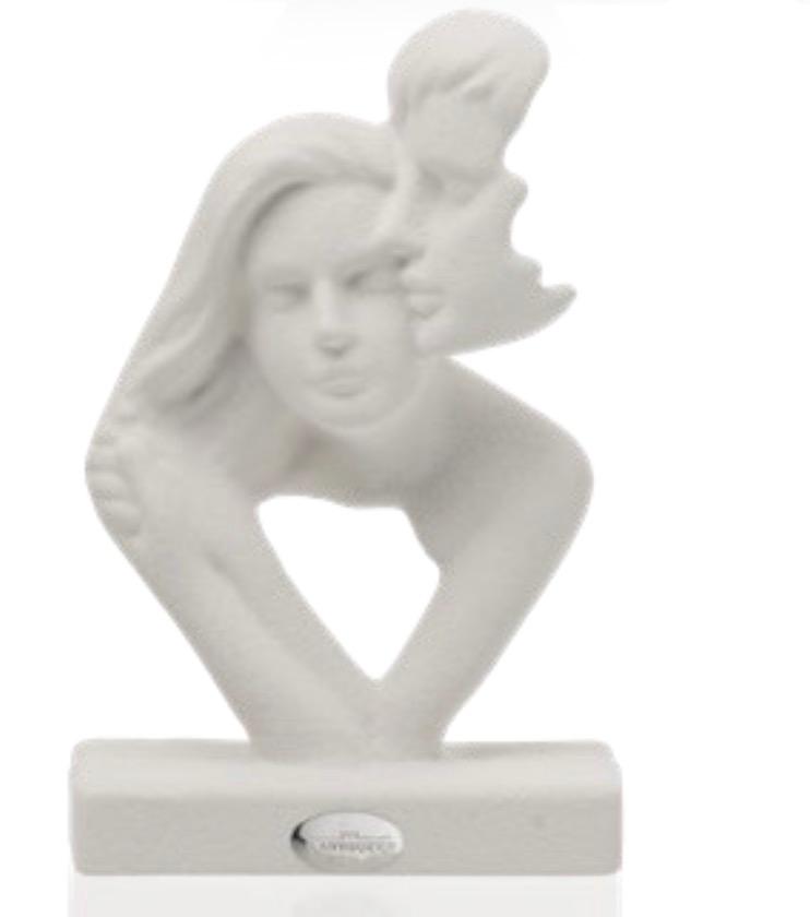 Scultura "Abbraccio Coppia" in gres bianco opaco