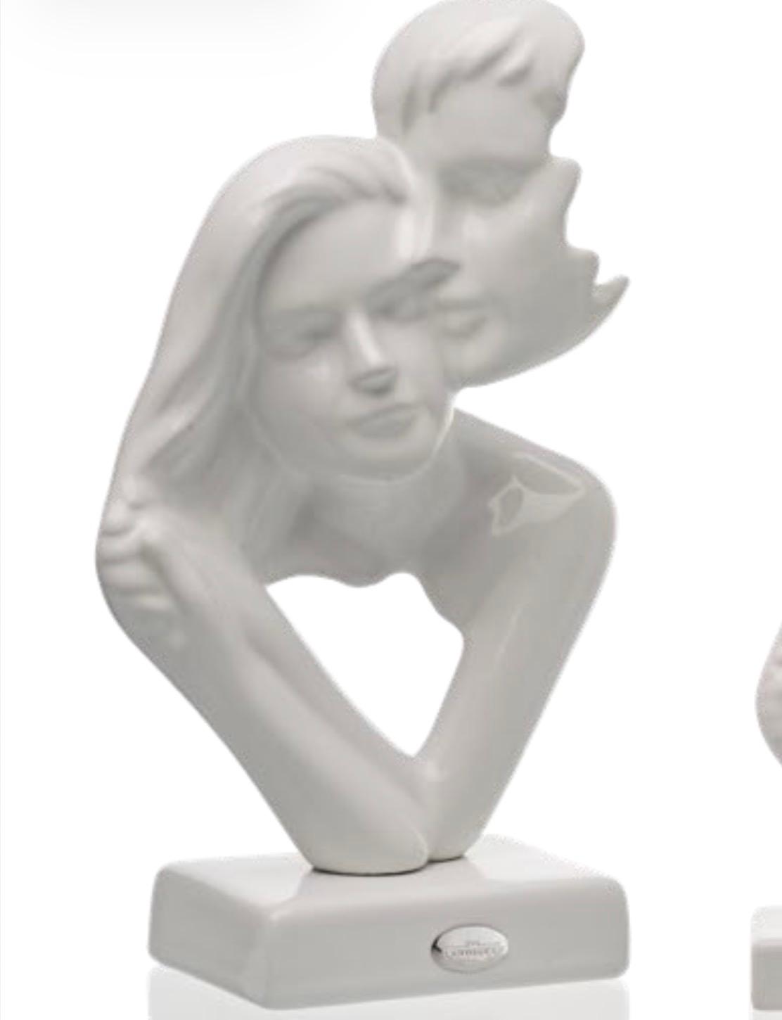 Scultura "Abbraccio Coppia" tortora