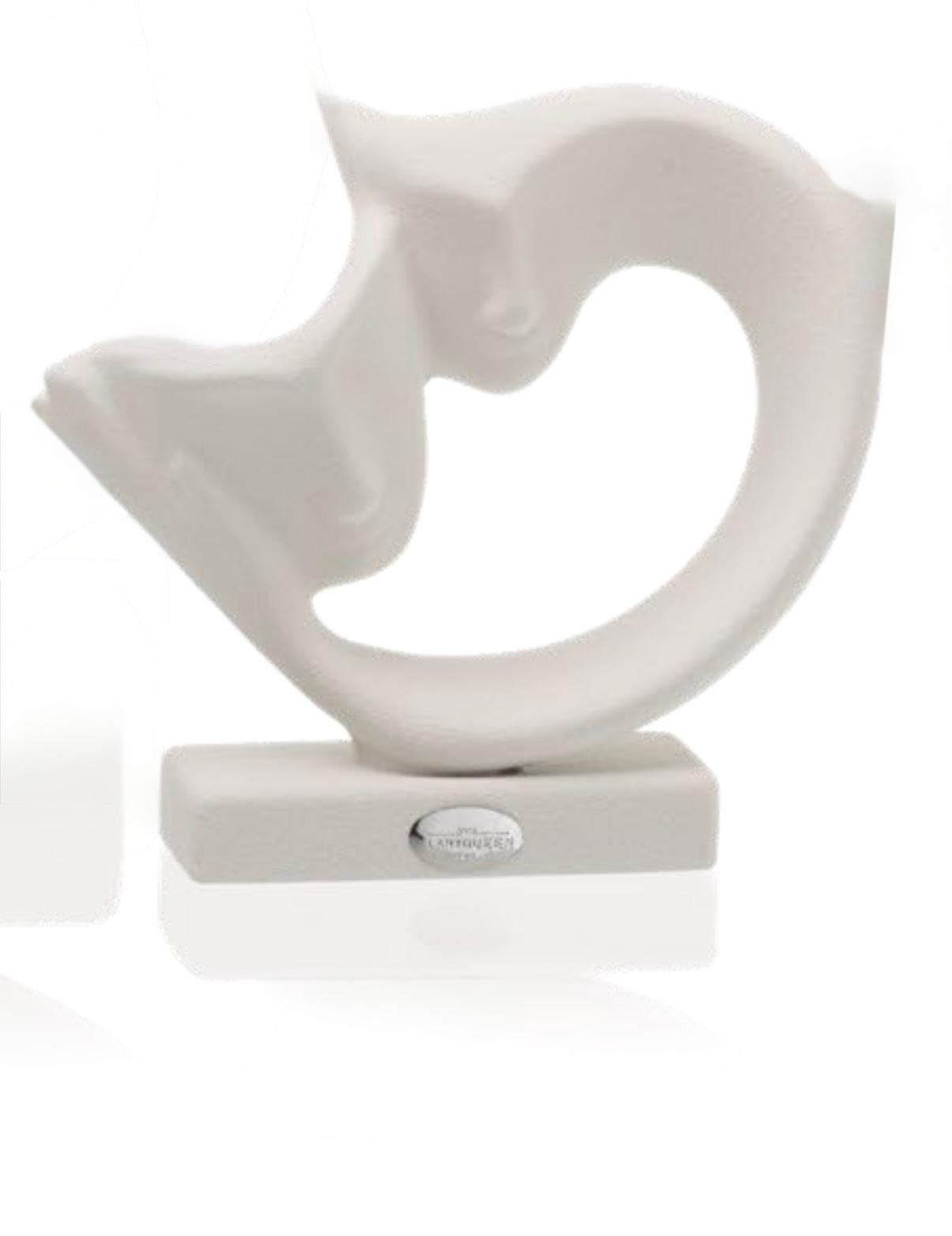 Scultura "Abbraccio" in gres bianco