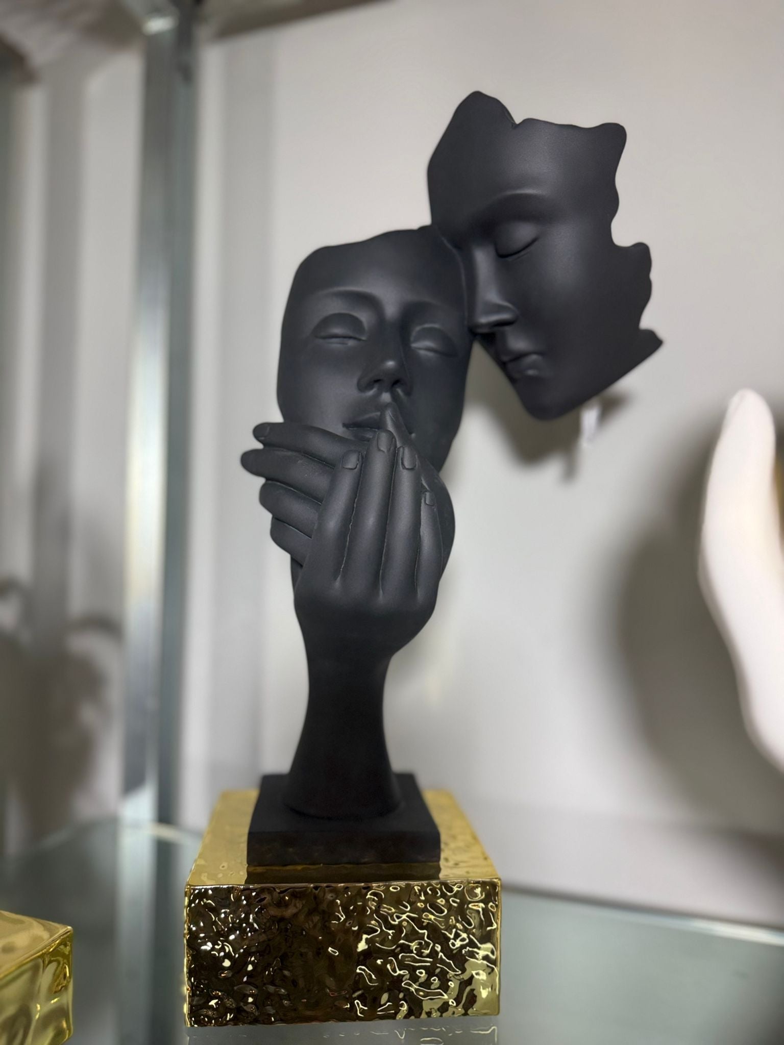 Scultura moderna estratta due volti