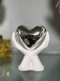 Scultura mani bianche con cuore argento