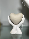 Scultura mani bianche con cuore tortora
