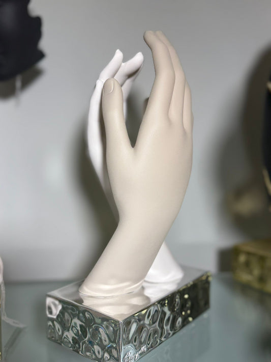 Scultura mani lisce che si intrecciano