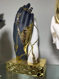 Scultura mani crepate intrecciate