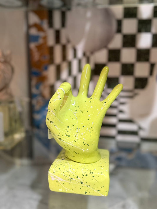 Mano "Okay" mano verde pastello