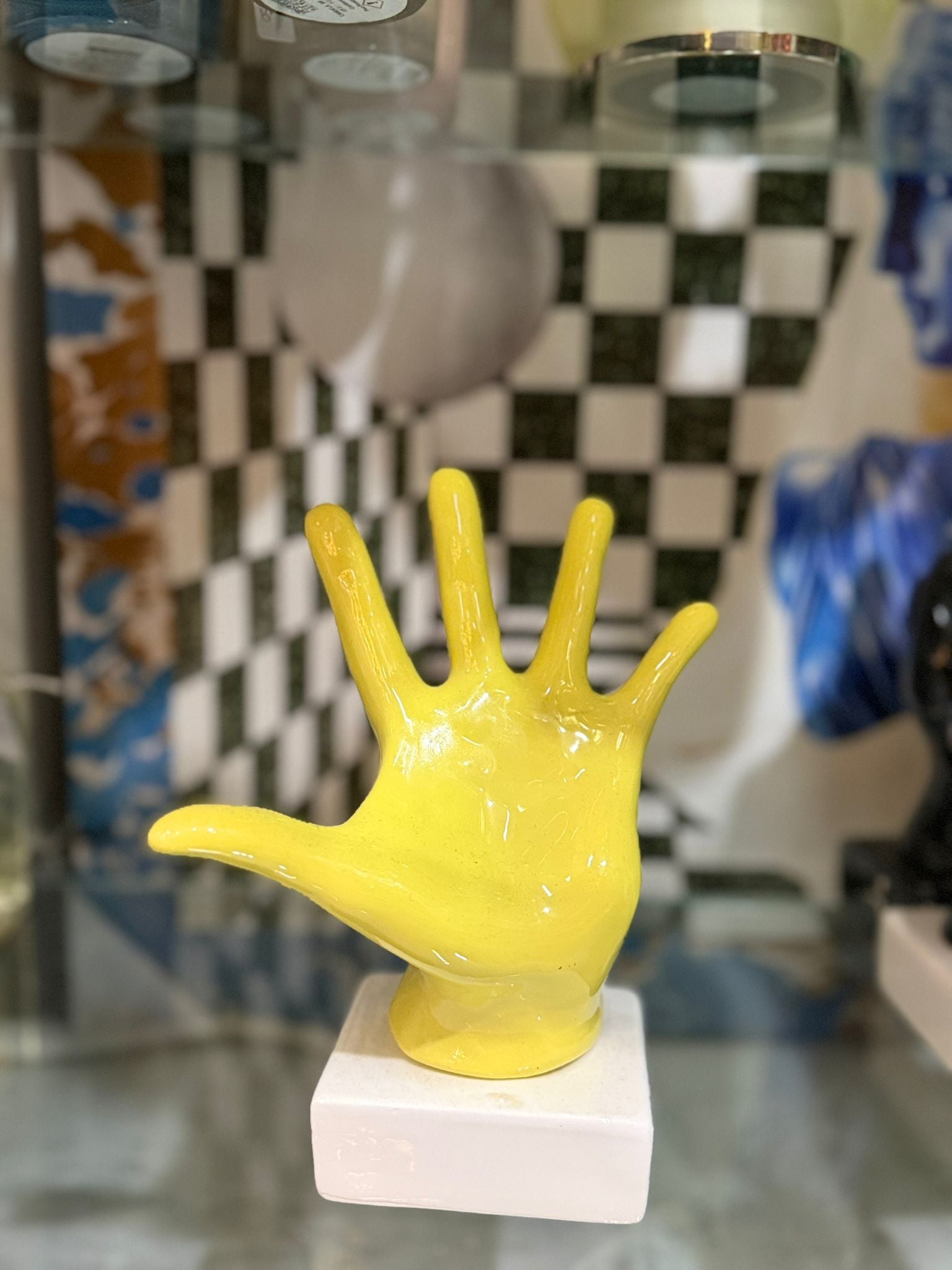Mano "Give me 5" giallo pastello