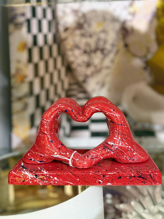 Mani "Love" in resina con schizzi di vernice