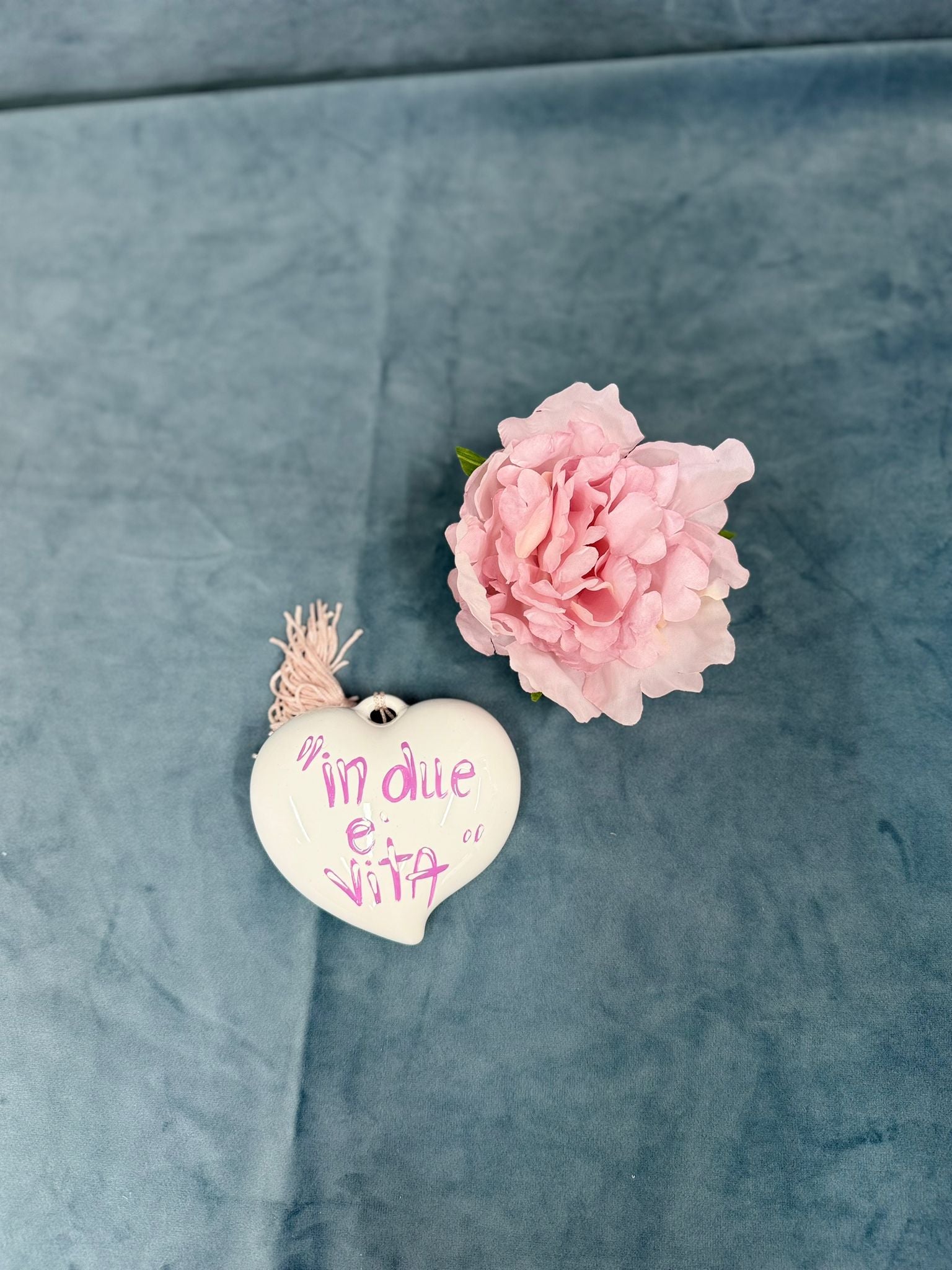 Cuore Medio Scritta "In Due É Vita" Con Peonia