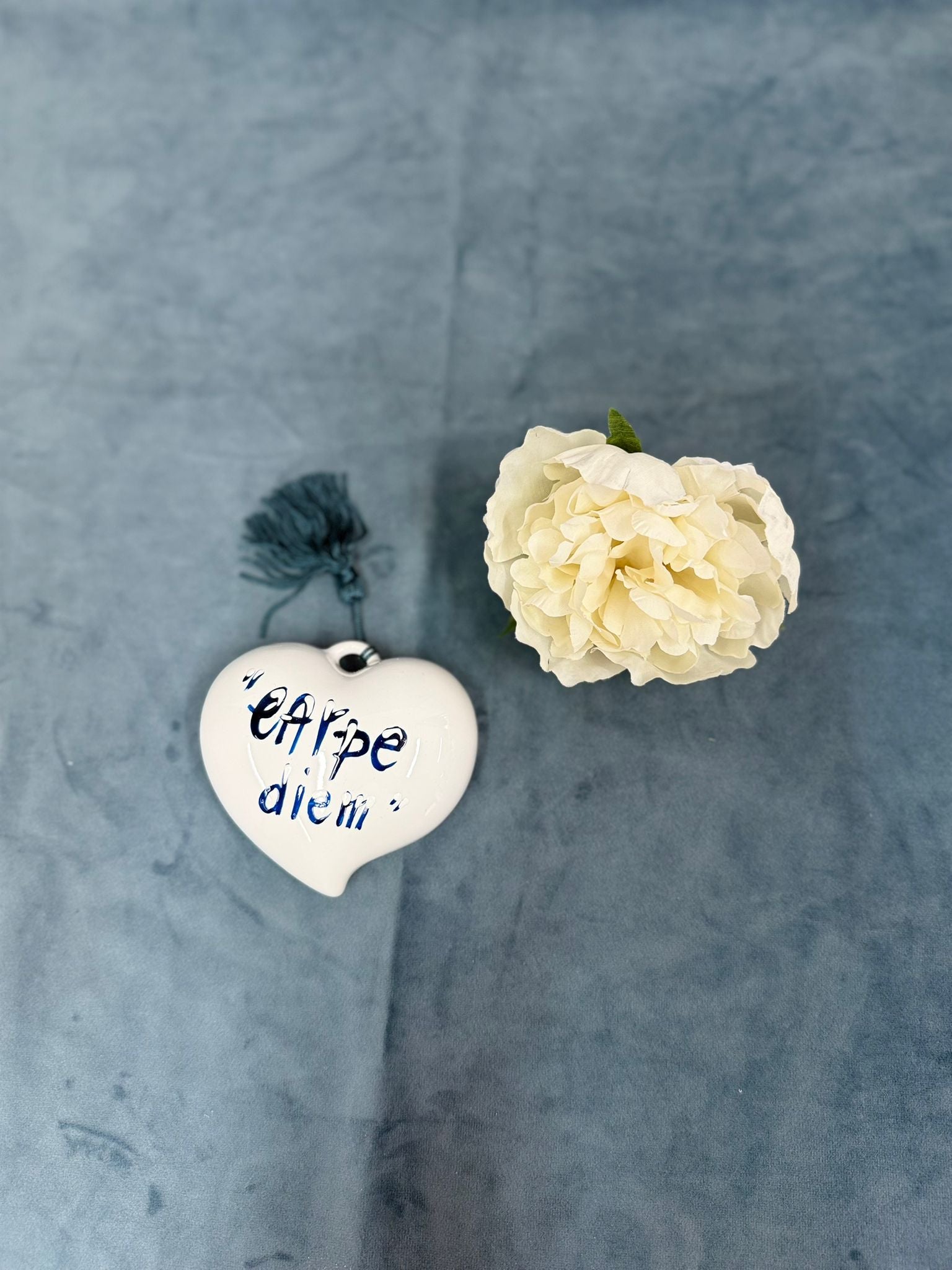 Cuore Medio Con Scritta Blu "Carpe Diem" Con Peonia