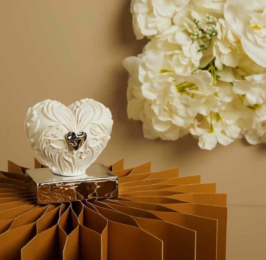 Cuore In Gesso Su Base Silver Con Applicazione