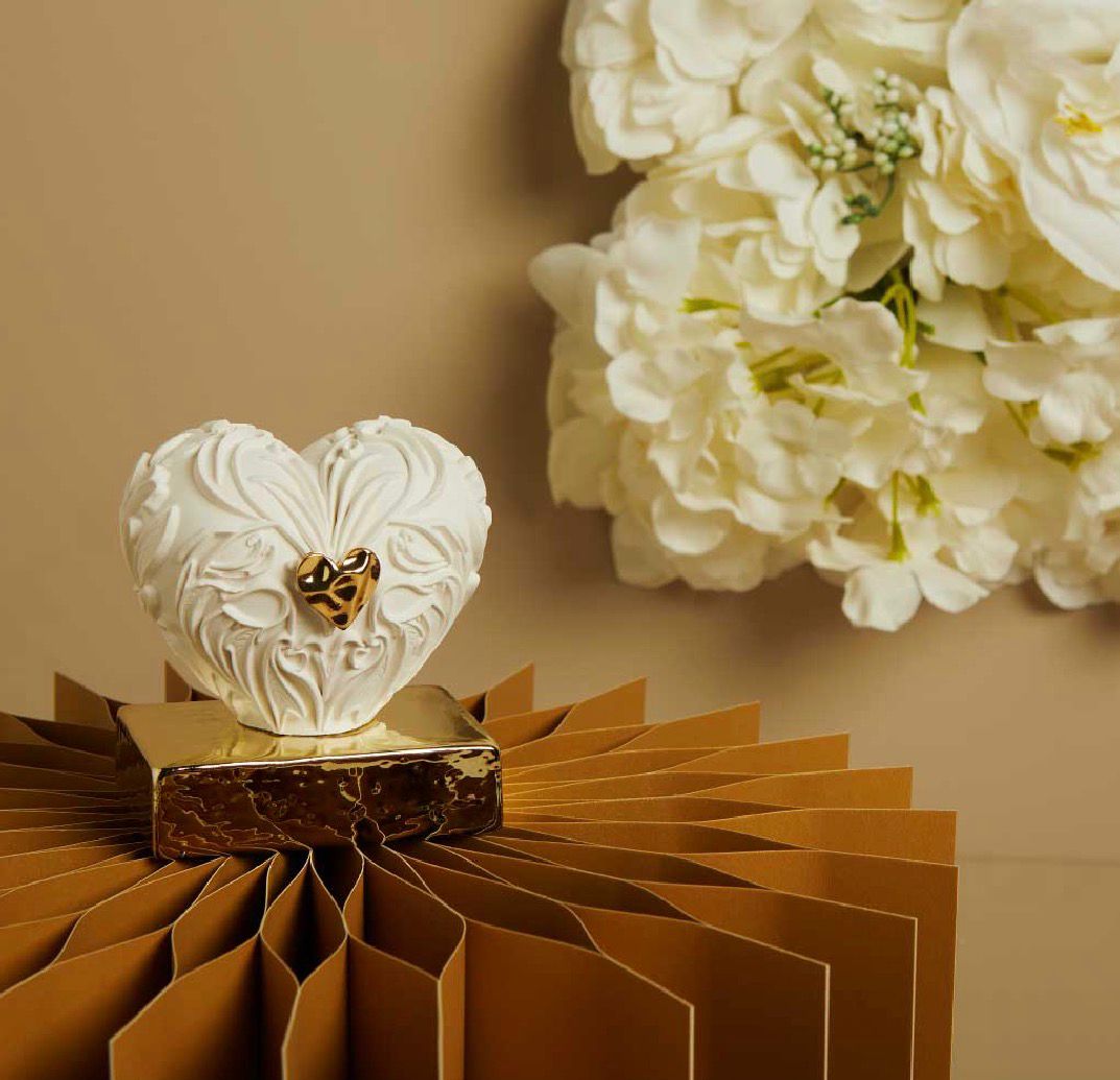 Cuore In Gesso Su Base Oro Con Applicazione