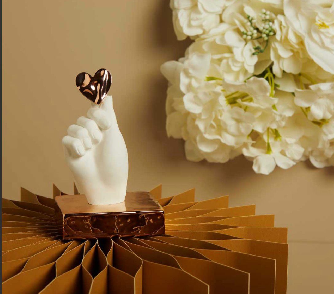 Mano In Gesso Su Base Oro Rosa Con Cuore