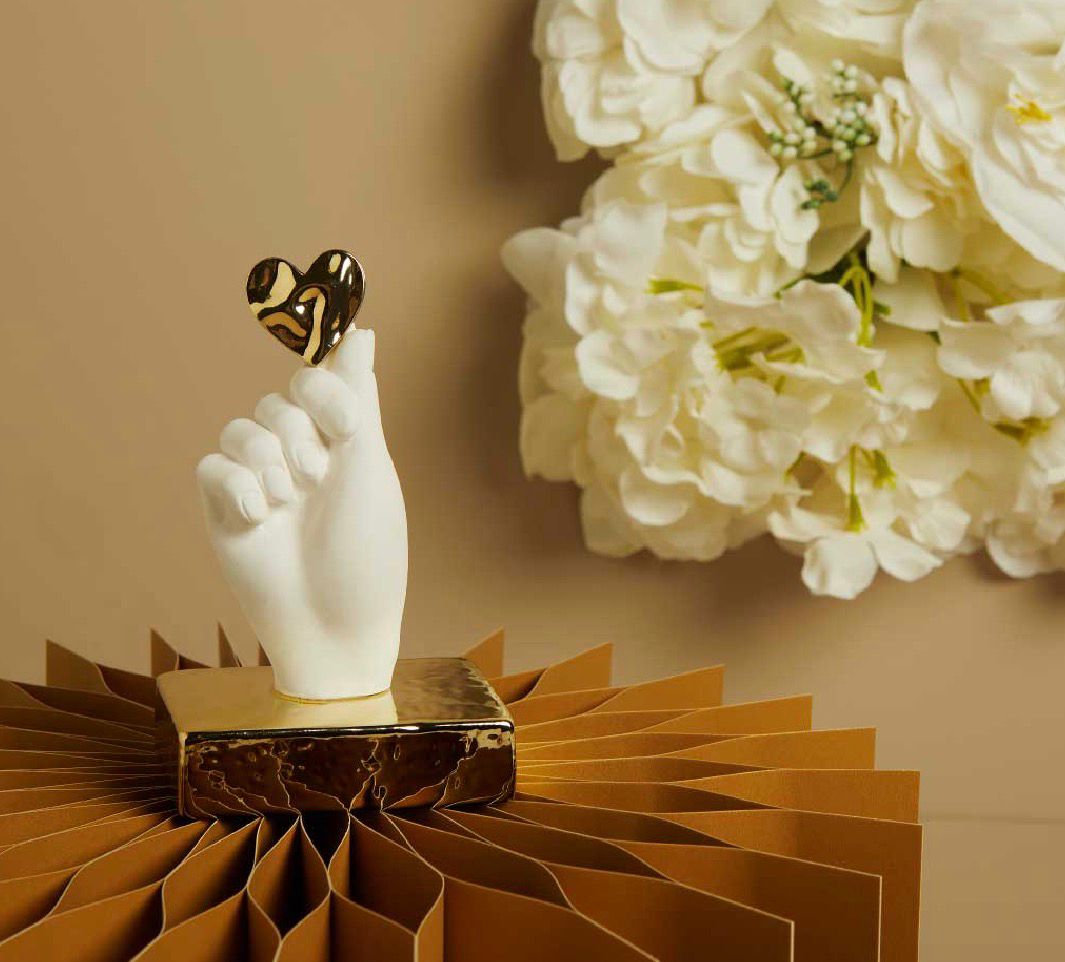 Mano In Gesso Su Base Oro Con Cuore