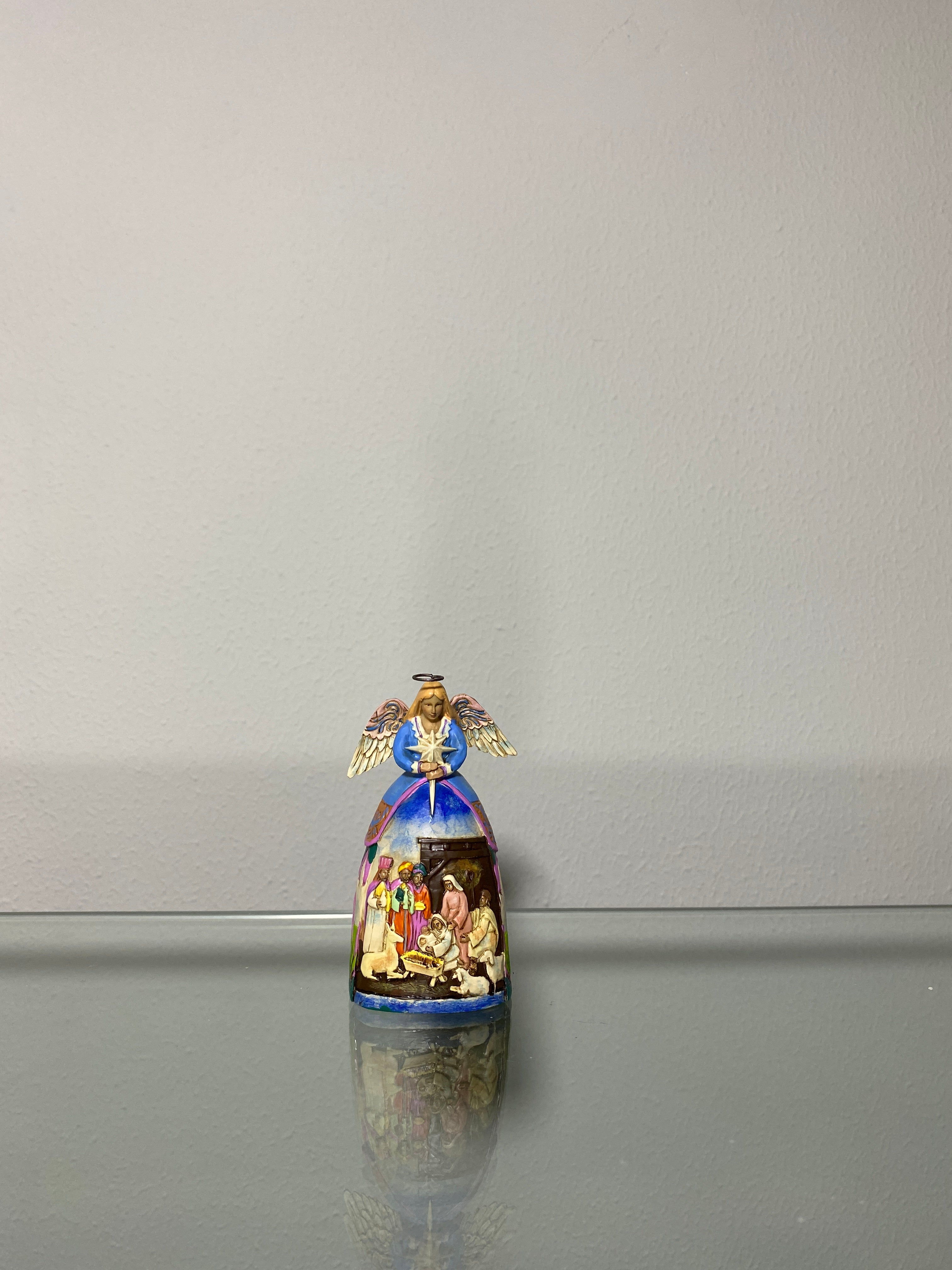 Angelo con natività decorata