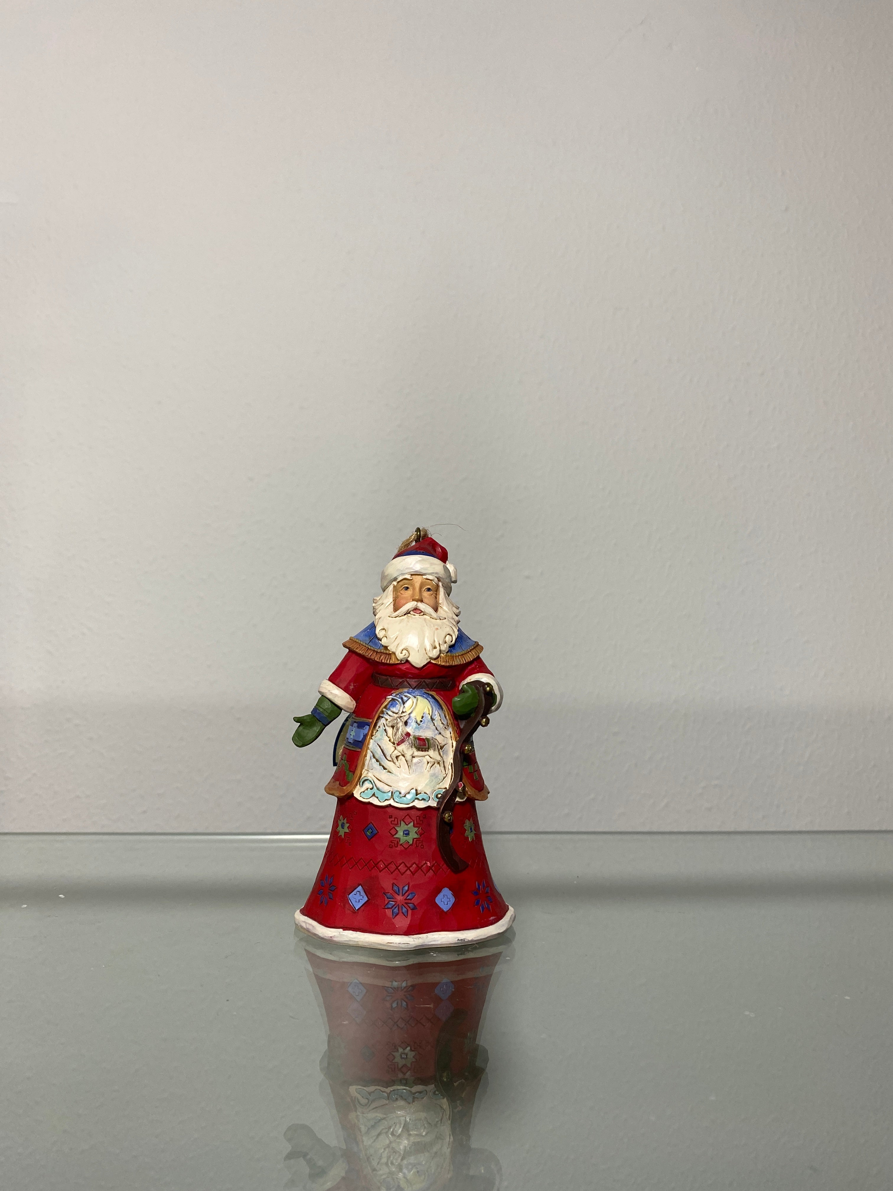 Babbo Natale con decorazione natalizia